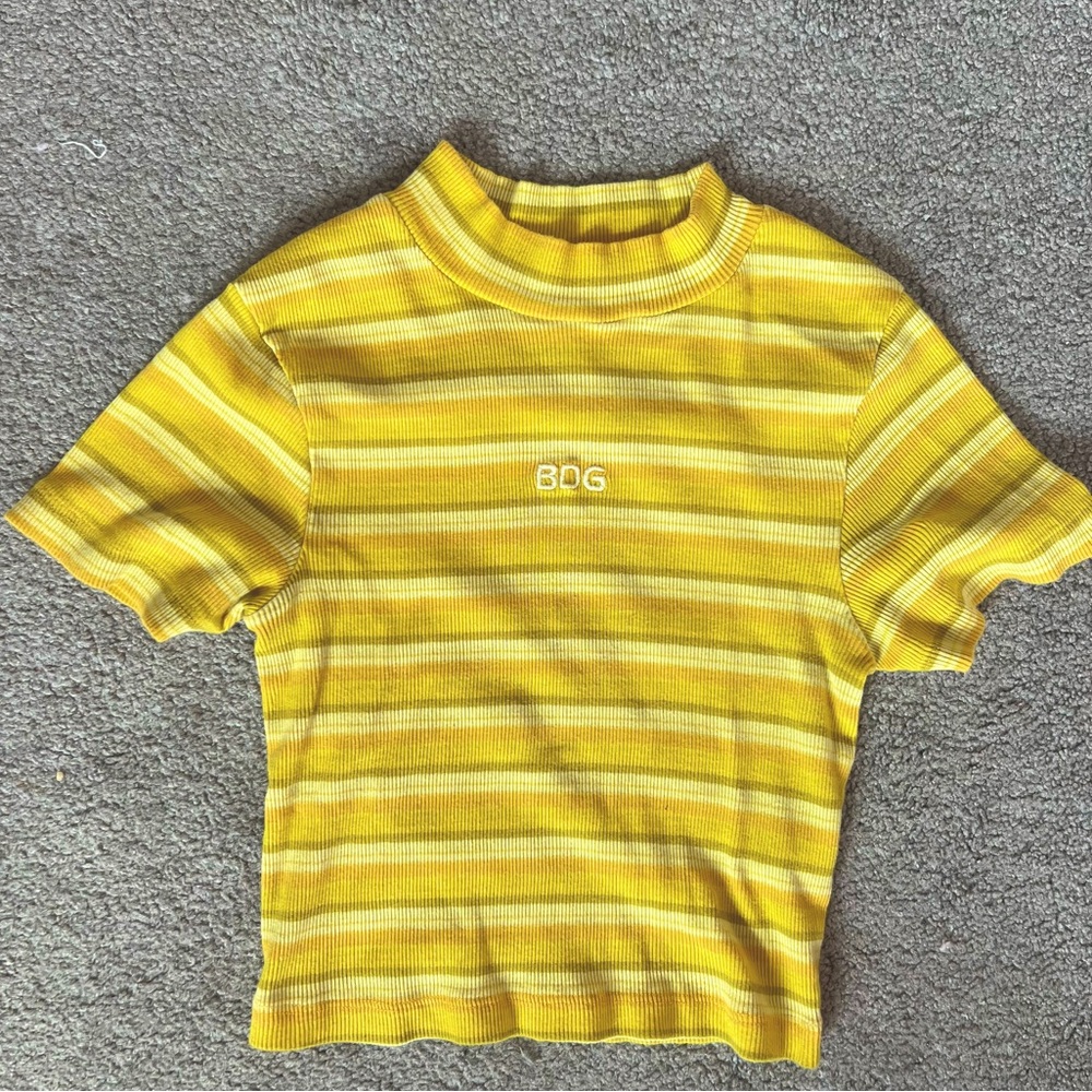 BDG by Urban Outfitters striped yellow crop tee 💛🐝